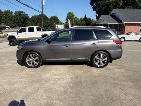Used 2015 Nissan Pathfinder Platinum w/ Family Entertainment Package FWD image 2