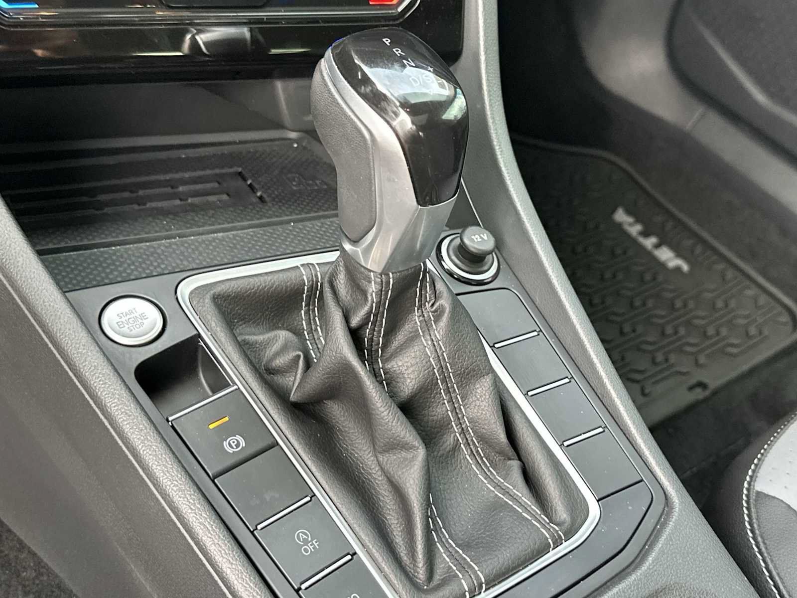 Used 2025 Volkswagen Jetta SE FWD image 23