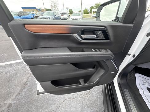 Used 2025 GMC Yukon Denali AWD/4WD image 8