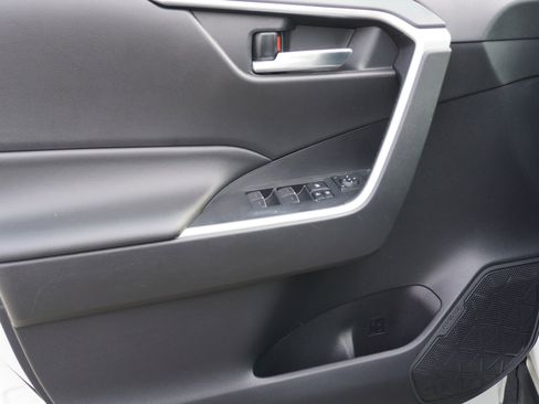 Used 2022 Toyota RAV4 SE image 21