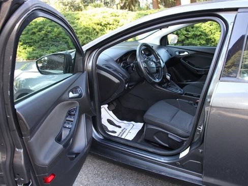 Used 2018 Ford Focus SE w/ Cold Weather Package FWD image 5