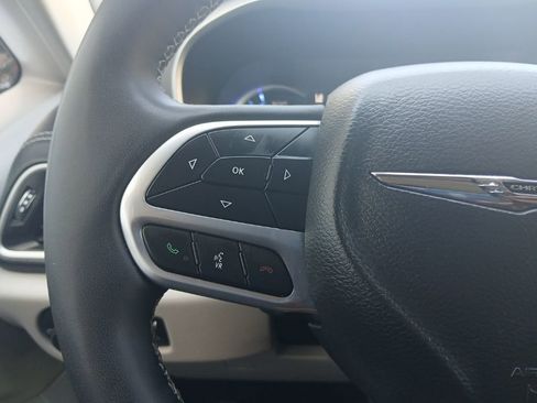 Used 2024 Chrysler Pacifica Select image 11