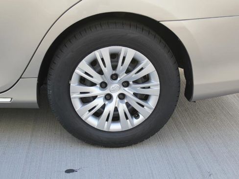Used 2014 Toyota Camry LE FWD image 29