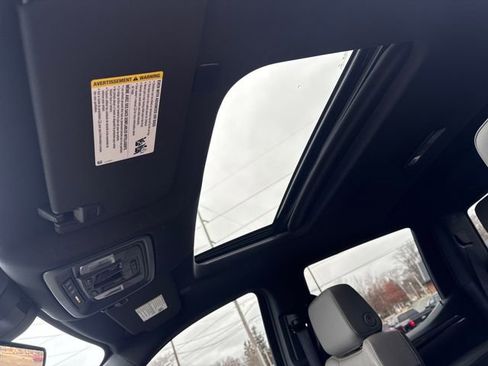 Used 2022 Chevrolet Silverado 1500 ZR2 w/ Technology Package image 3