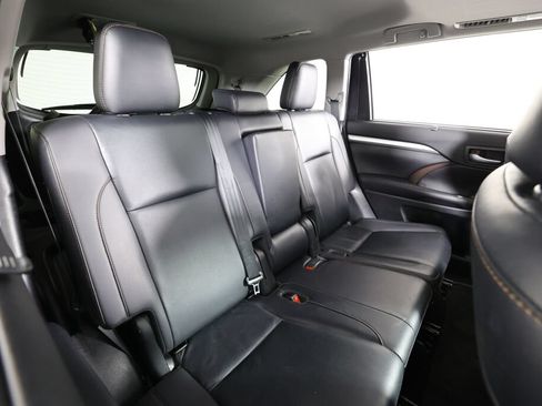 Used 2019 Toyota Highlander XLE w/ Carpet Mat Package (TMS) AWD/4WD image 23