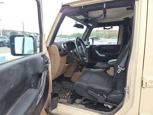 Used 2011 Jeep Wrangler Unlimited Sahara w/ Connectivity Group image 8