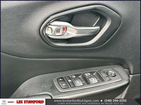 Used 2021 Jeep Cherokee Trailhawk AWD/4WD image 17