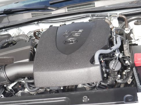 Used 2022 Toyota Tacoma SR5 AWD/4WD image 10