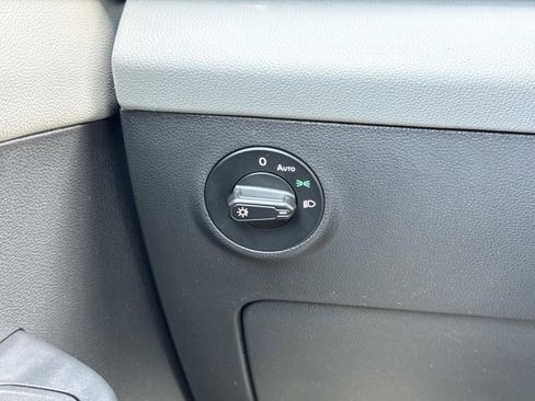 Used 2022 Volkswagen Taos SE image 19