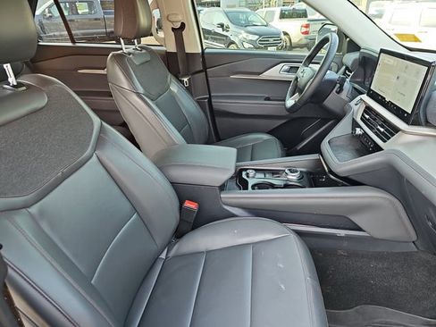 Used 2025 Ford Explorer Active w/ Active Comfort Package RWD image 10