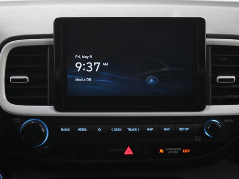 Certified 2025 Hyundai Venue Limited FWD image 17