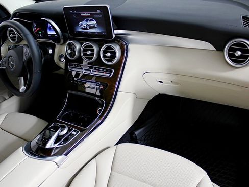 Used 2017 Mercedes-Benz GLC 300 4MATIC image 25