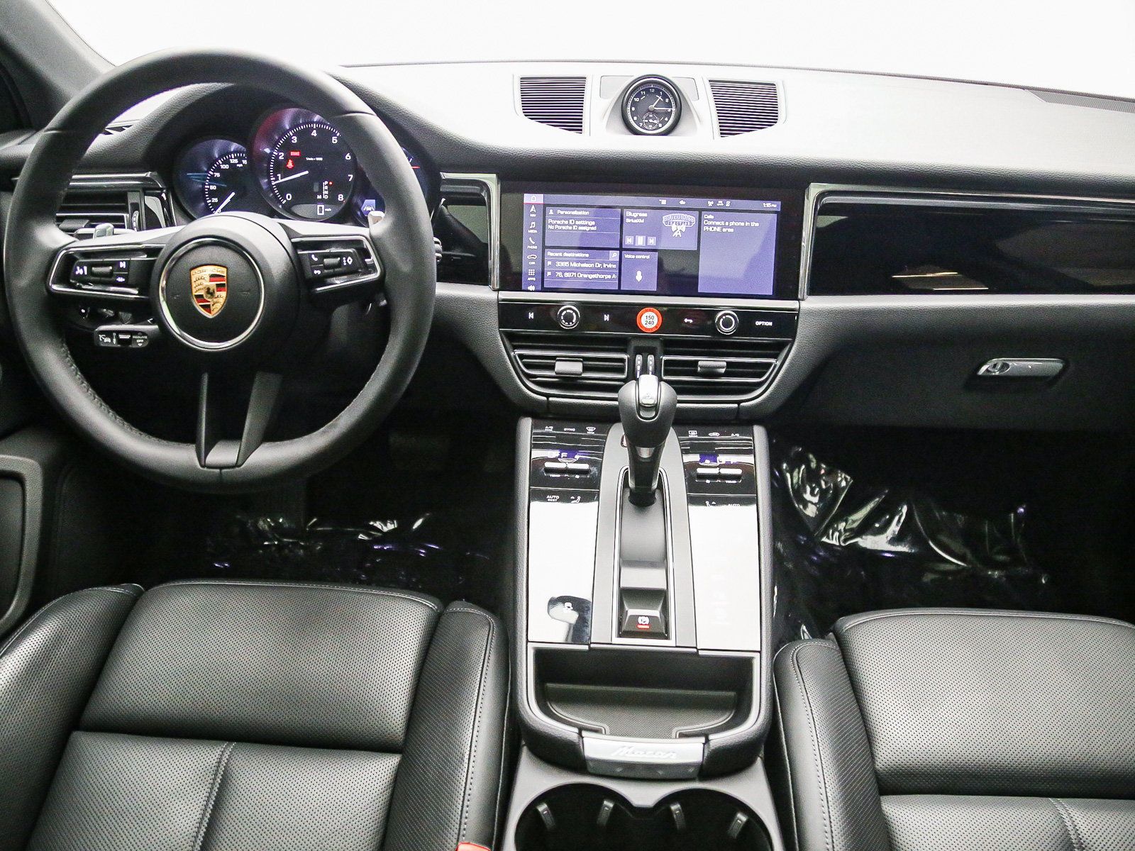 Certified 2025 Porsche Macan AWD/4WD image 16