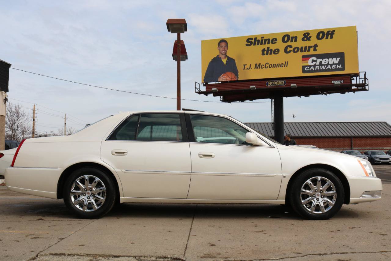 Used 2009 Cadillac DTS w/ Sun And Sound Package FWD image 8