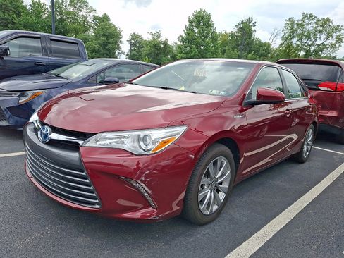 Used 2017 Toyota Camry XLE w/ Moonroof Package FWD image 2