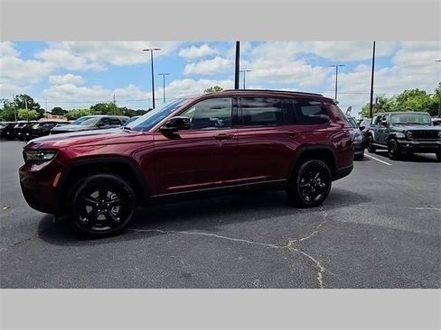 Used 2024 Jeep Grand Cherokee L Laredo image 21
