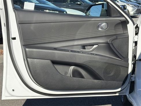 Certified 2025 Hyundai Elantra SEL image 10