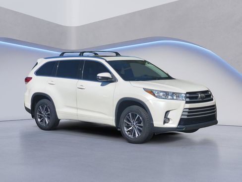 Used 2018 Toyota Highlander XLE FWD image 3