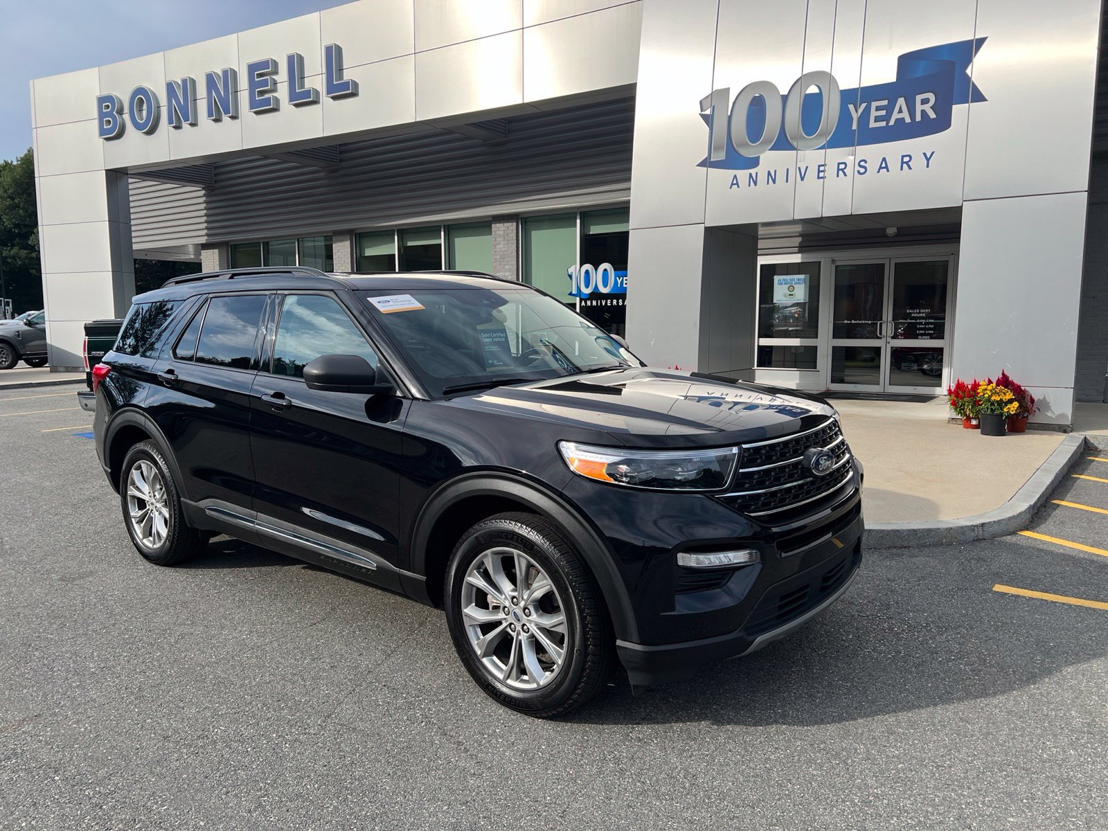 Certified 2024 Ford Explorer XLT w/ Equipment Group 202A AWD/4WD image 1