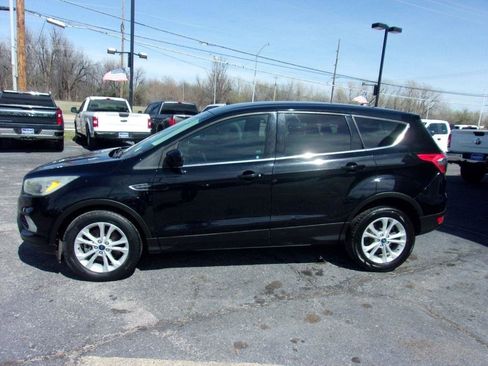 Used 2017 Ford Escape SE image 2