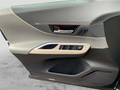 Used 2022 Toyota Venza LE image 23