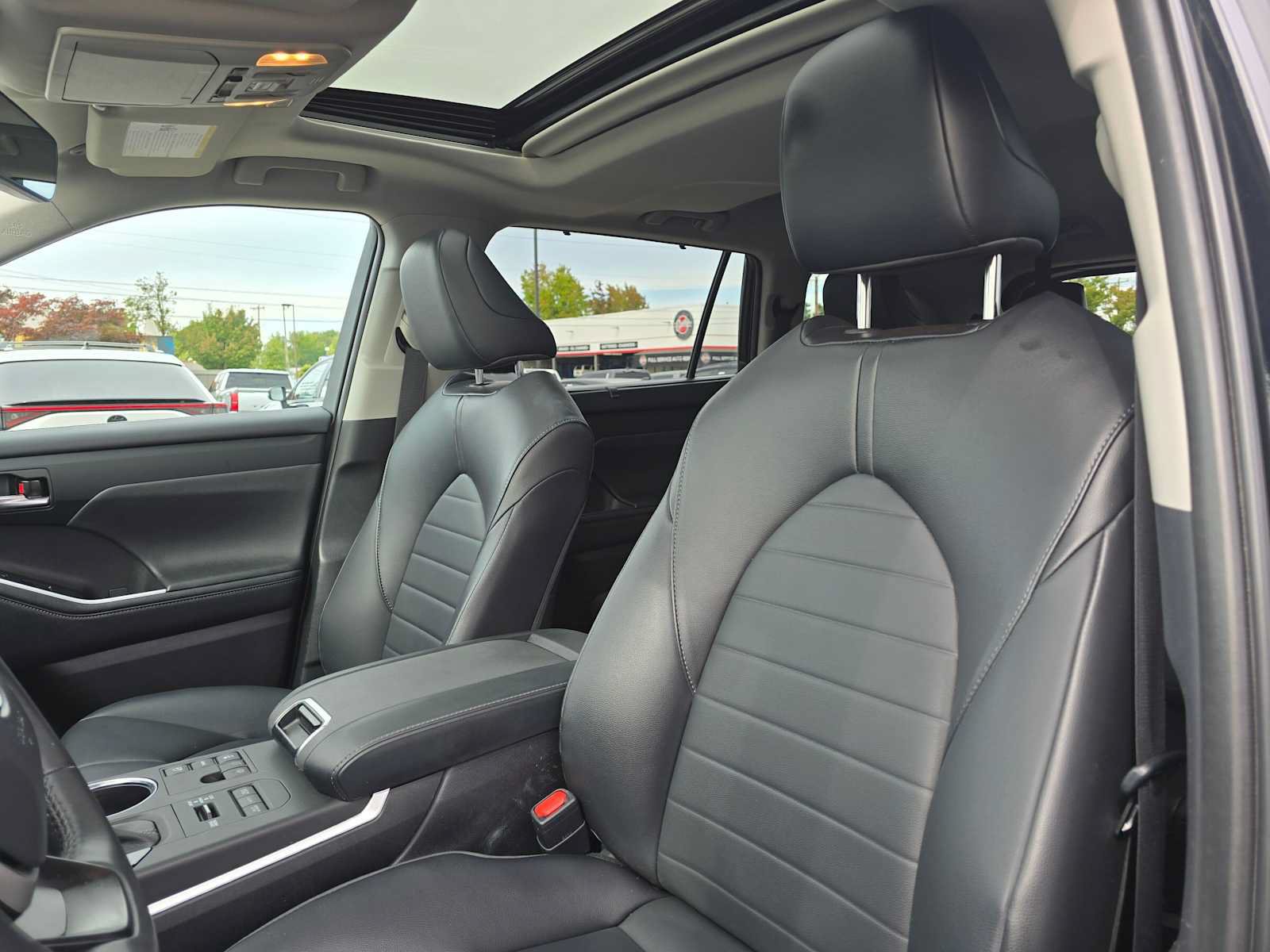Used 2023 Toyota Highlander XLE AWD/4WD image 21