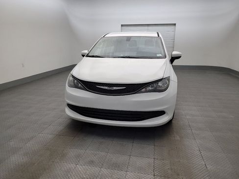 Used 2020 Chrysler Voyager L FWD image 15