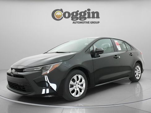 Used 2025 Toyota Corolla LE image 1