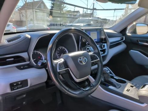 Used 2024 Toyota Highlander XLE FWD image 29