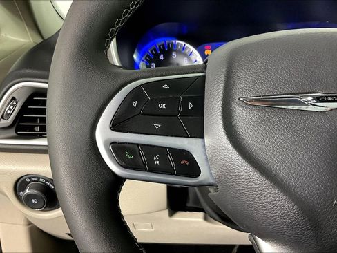 Used 2024 Chrysler Pacifica Touring-L image 26