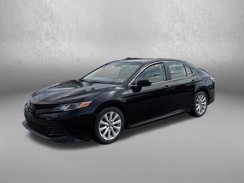 Used 2018 Toyota Camry LE image 1