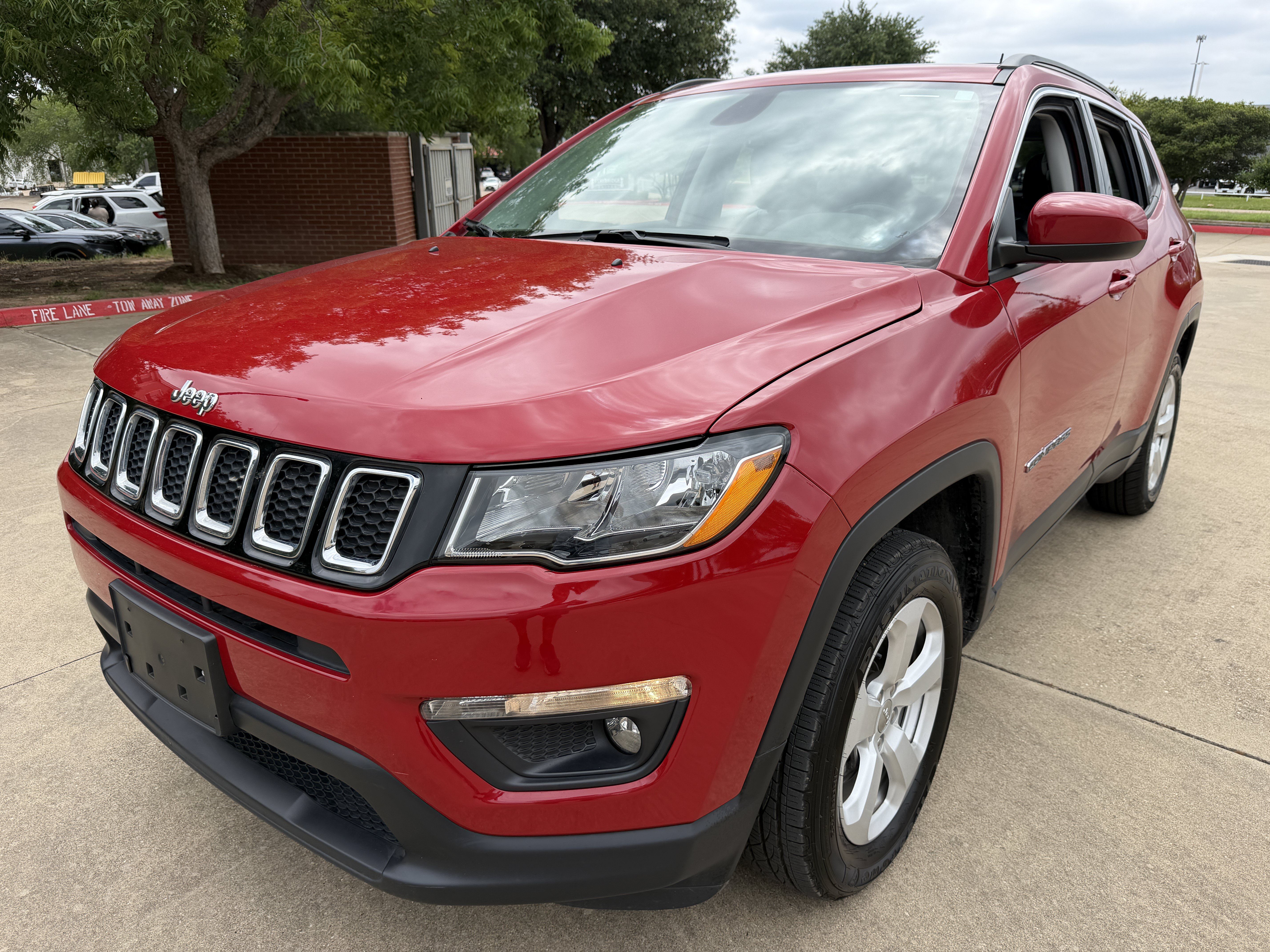Used 2019 Jeep Compass Latitude w/ Popular Equipment Group AWD/4WD image 3