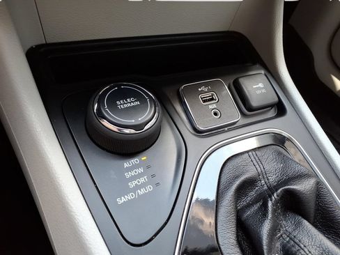 Used 2022 Jeep Cherokee Limited w/ Elite Package AWD/4WD image 17