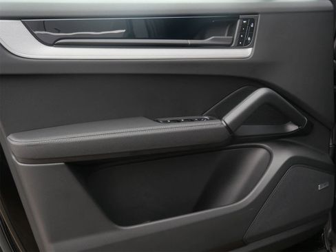 Certified 2025 Porsche Cayenne image 9