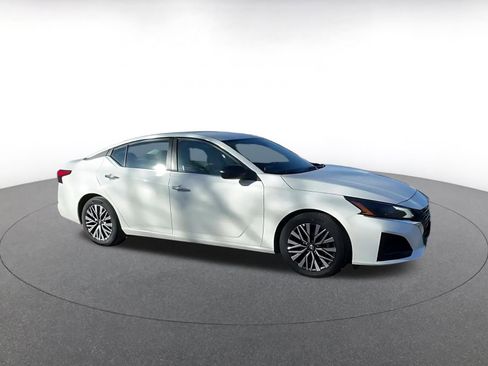 Used 2025 Nissan Altima 2.5 SV image 2