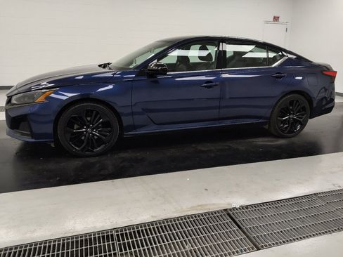 Used 2023 Nissan Altima 2.5 SR FWD image 2