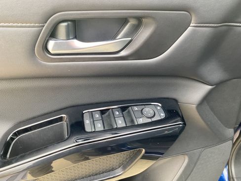 Used 2022 Nissan Pathfinder SV image 14