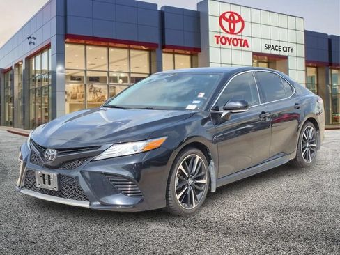 Used 2019 Toyota Camry XSE FWD image 2