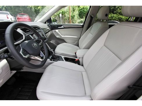 Used 2024 Volkswagen Tiguan SE w/ Panoramic Sunroof Package AWD/4WD image 12