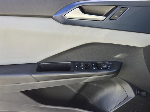 Used 2022 Volkswagen Taos SE w/ Driver Assistance Package image 29