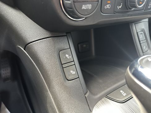 Used 2019 GMC Acadia SLT AWD/4WD image 17