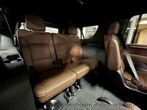 Used 2025 Chevrolet Suburban High Country AWD/4WD image 24
