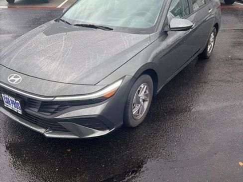 Certified 2025 Hyundai Elantra SE image 1