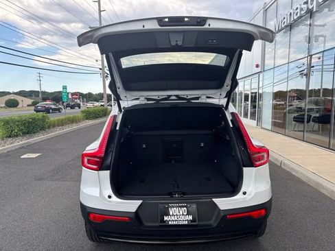 Used 2025 Volvo XC40 B5 Plus AWD/4WD image 11