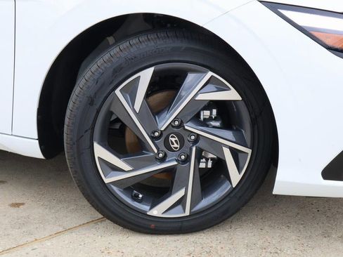 New 2025 Hyundai Elantra SEL image 17