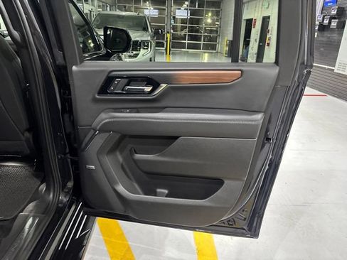 Used 2025 GMC Yukon XL Denali AWD/4WD image 34