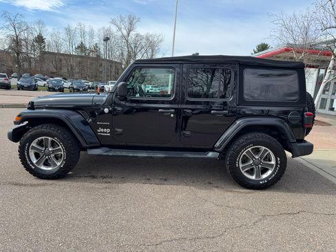 Used 2018 Jeep Wrangler Unlimited Sahara AWD/4WD image 4
