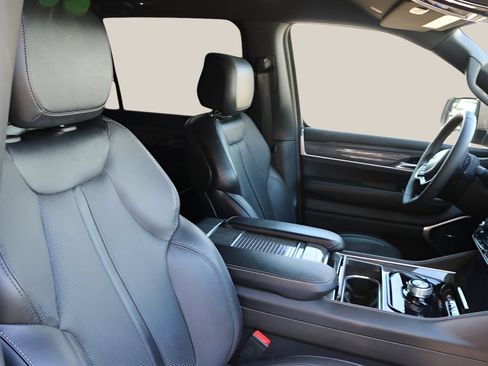 Used 2022 Jeep Wagoneer Series III w/ Flexible Seating Group RWD image 21