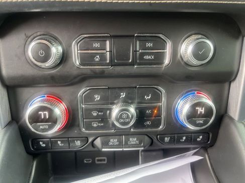 Used 2023 GMC Yukon XL SLT image 9