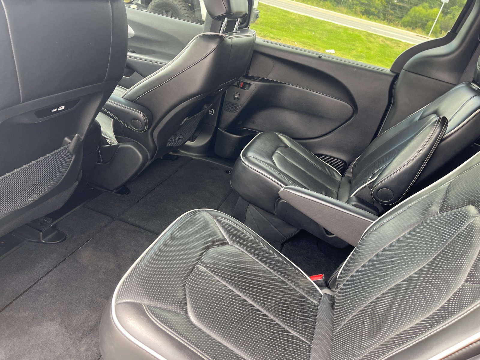 Used 2025 Chrysler Pacifica Limited FWD image 14